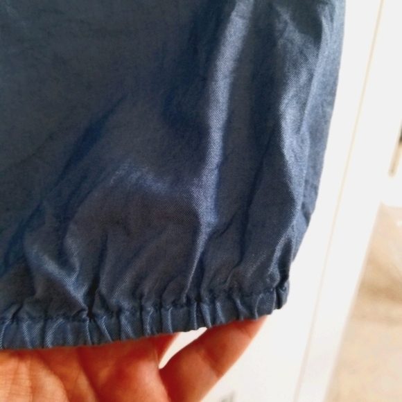 💥GUESS V-Neck Smocked Denim Effect Blouse Size Small - Picture 8 of 8